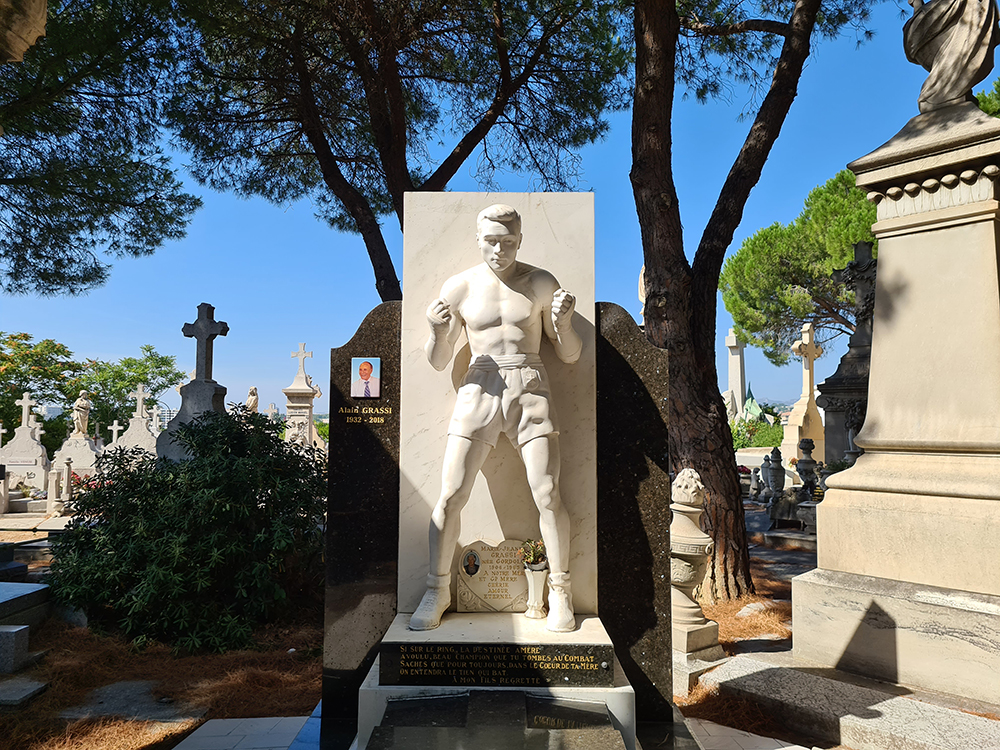 La tombe grandeur nature du boxeur Raymond Grassi