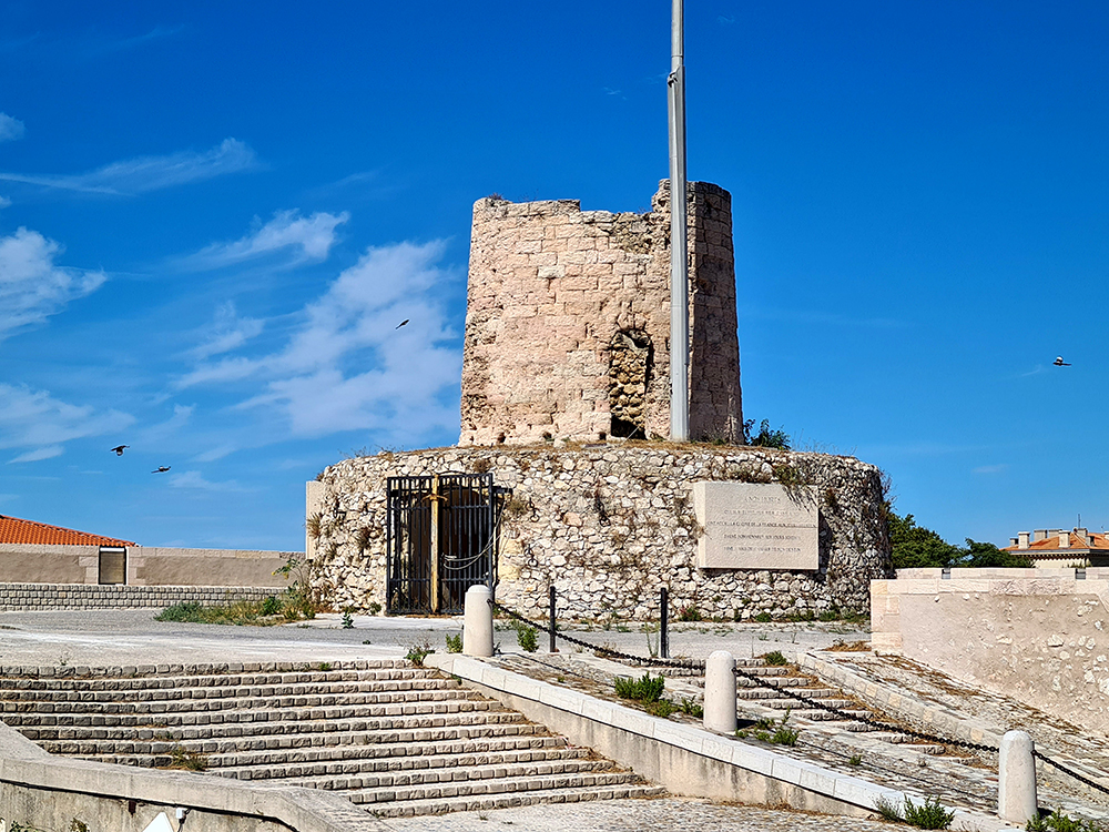 Le Moulin à Vent, Monument aux Morts du Fort St Nicolas