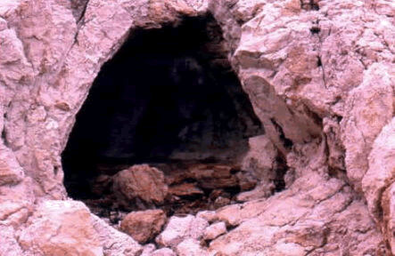 Grotte des Morts, Grotte des Chèvres, Île de Jarre