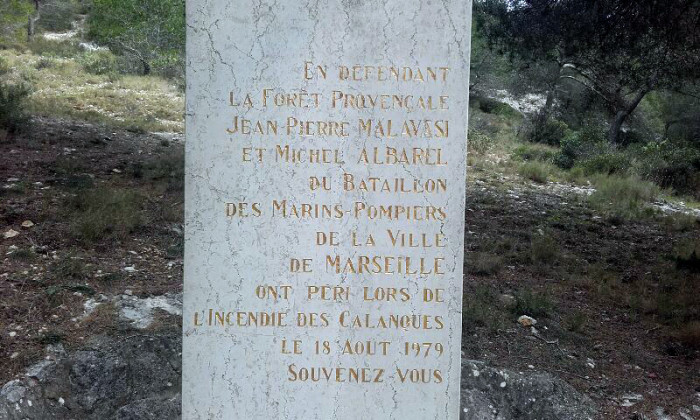 la-stele-des-marins-pompiers-memorial-du-18-aout-1979-incendie-de-la-calanque-de-morgiou-marseille