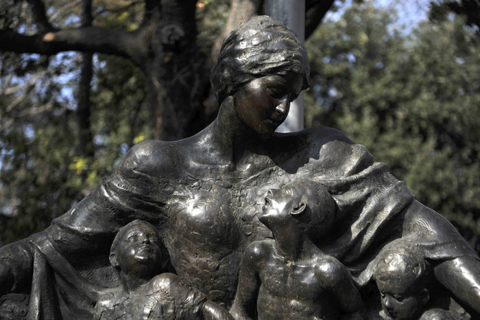 sculpture-la-mere-d-armenie-vighen-avetis-parc-emile-duclaux-marseille