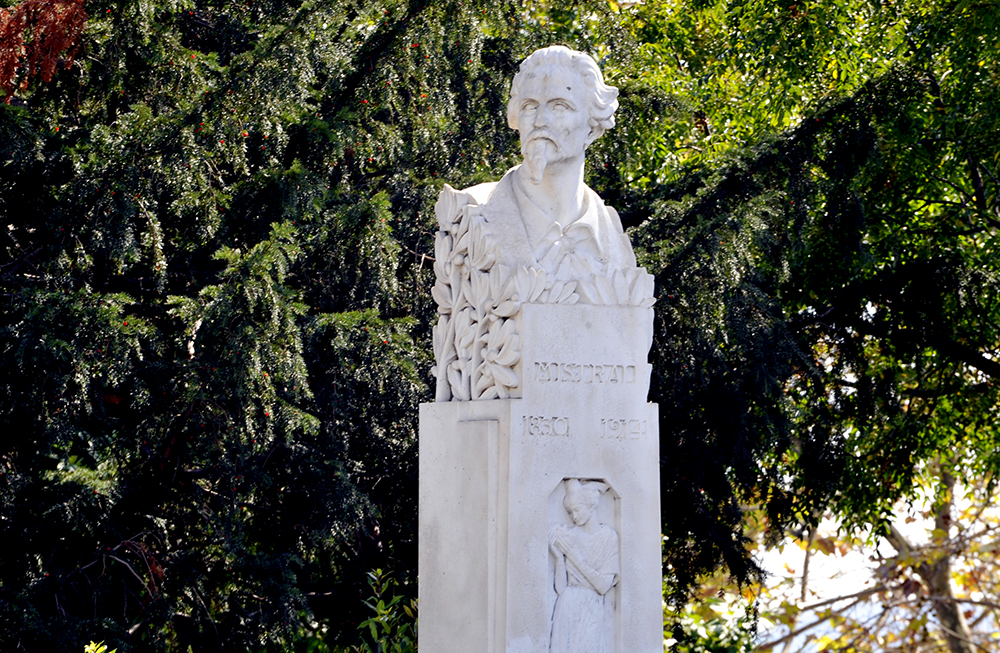 Monument à Frédéric Mistral par Louis Botinelly