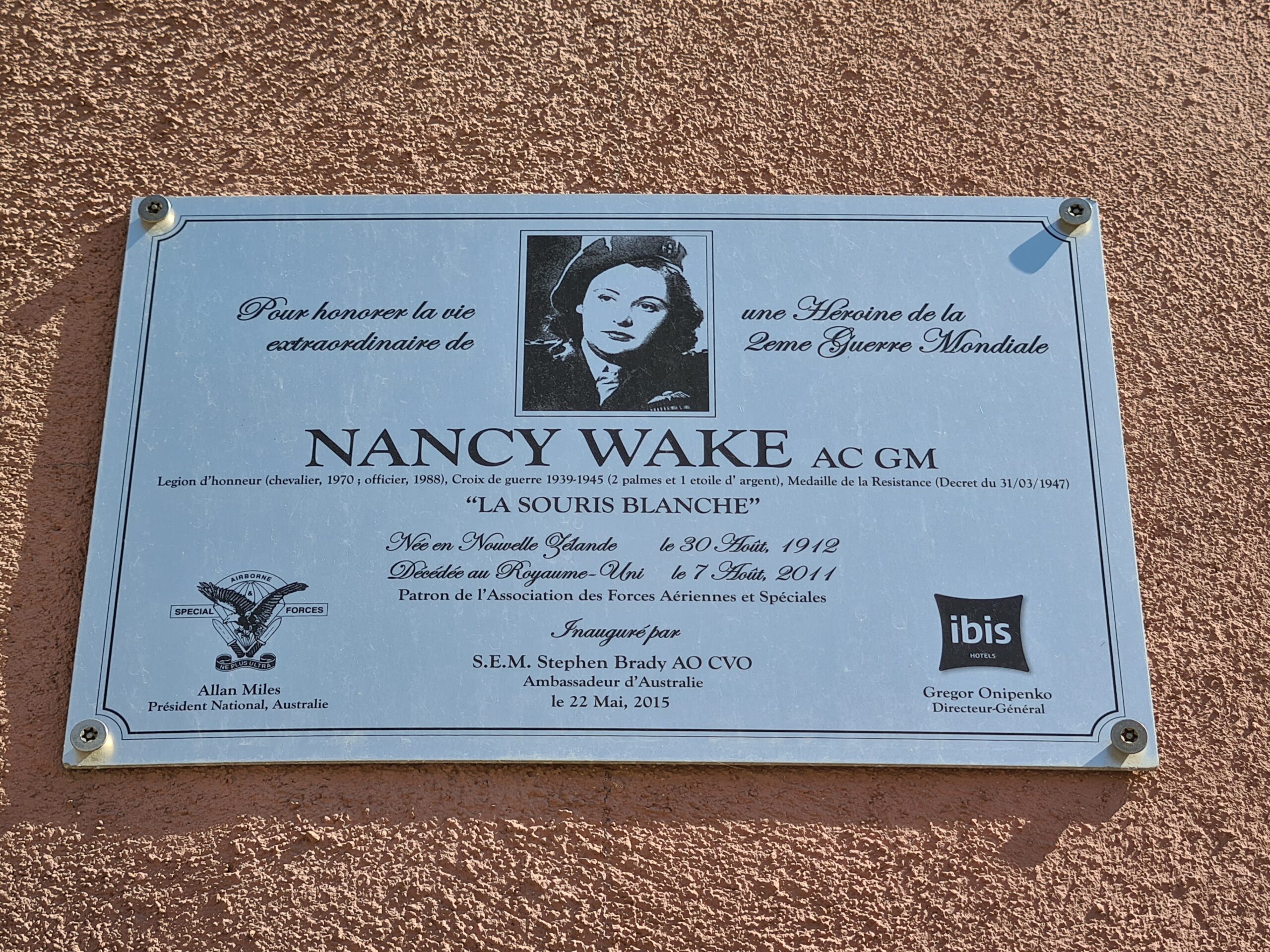 Plaque Hommage à Nancy Wake, « la Souris Blanche »