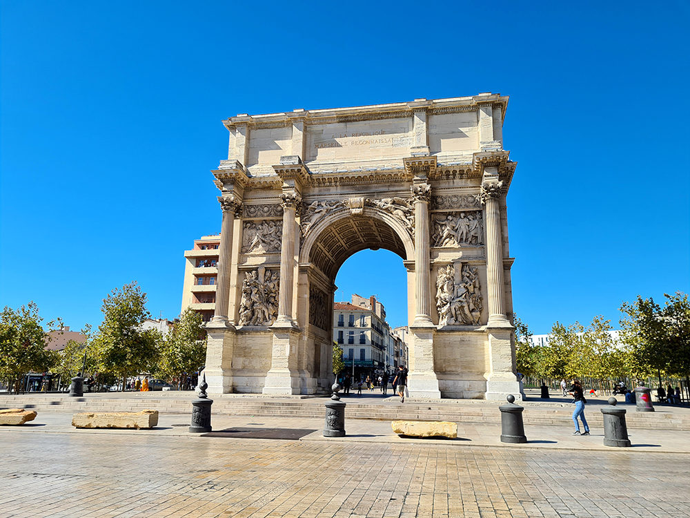 La place Jules-Guesde, Porte d’Aix et l’Arc de Triomphe