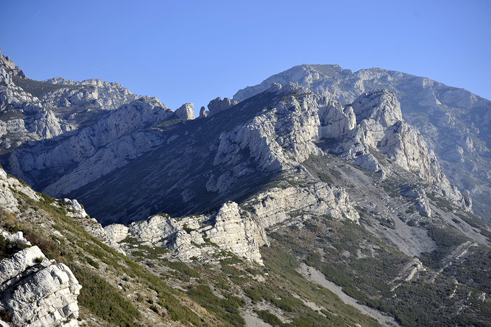 Massif de Saint-Cyr; Mont Carpiagne 645 mètres et le Mont Saint-Cyr 610 mètres