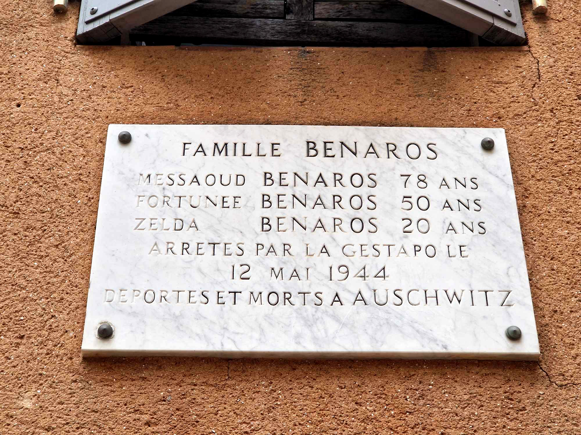 Plaque hommage à la famille Bénaros, déportée à Auschwitz