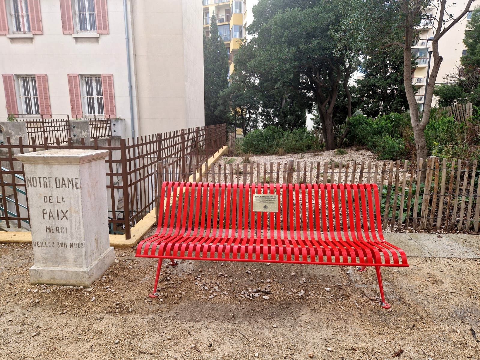 Les Bancs Rouges, hommage aux victimes de féminicides, 2023