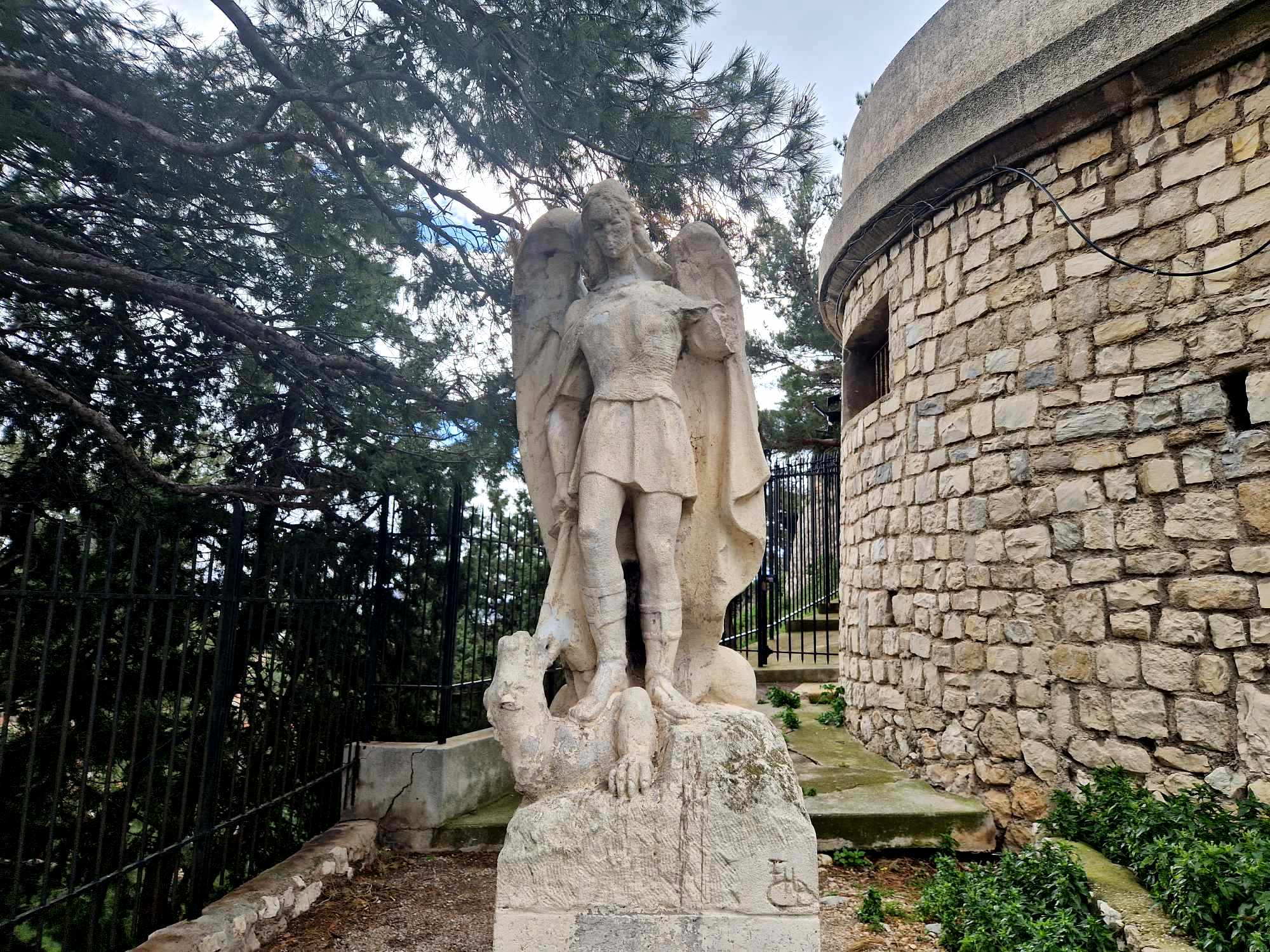 Statue (oubliée) de l’Archange Michel, Notre-Dame de la Garde