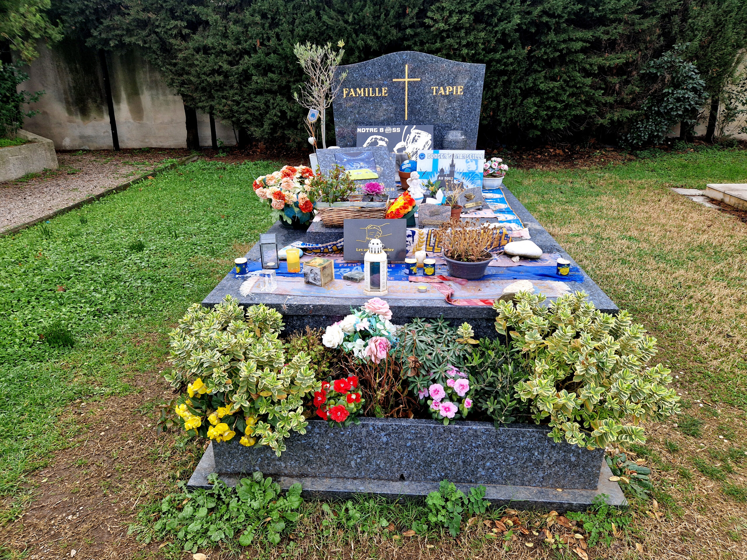 Tombe de Bernard Tapie, Cimetière de Mazargues