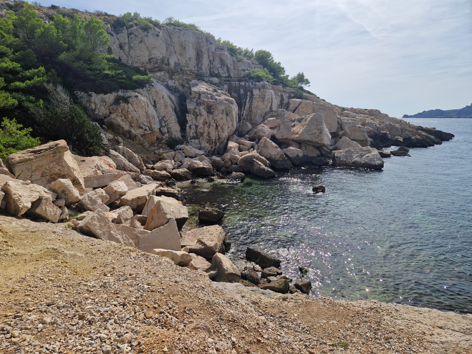 Calanque des Queyrons, les Pierres Tombantes