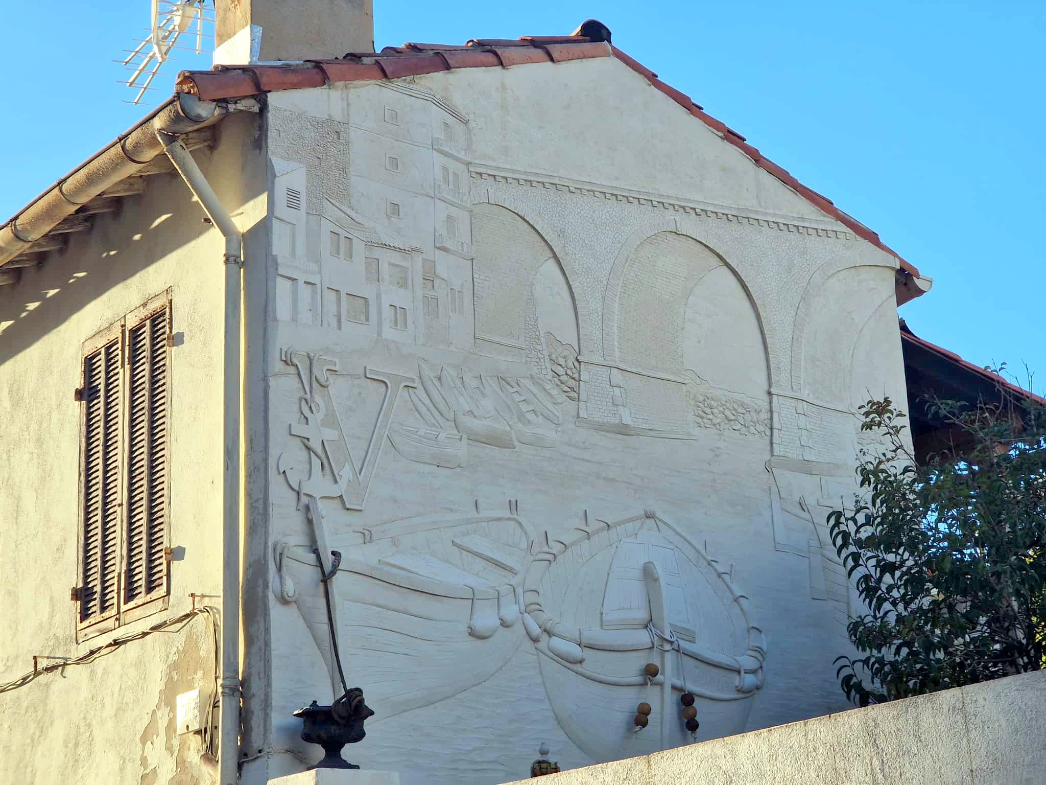 Fresque murale en relief du Vallon des Auffes, 2024