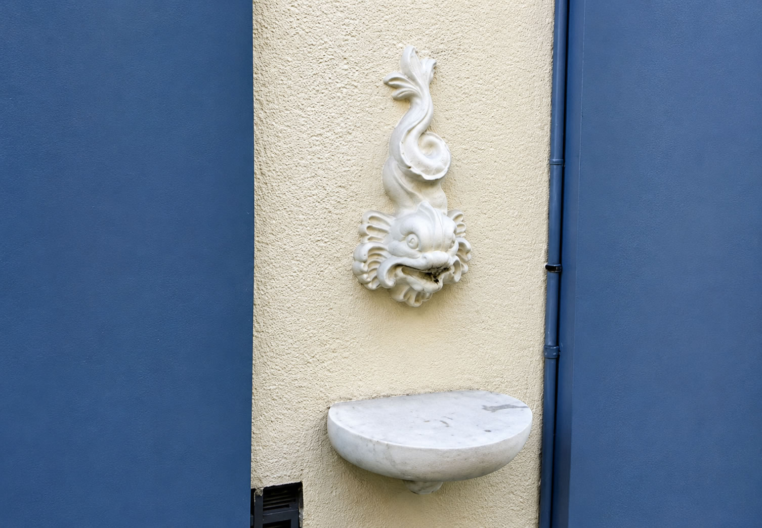 La mini fontaine de la rue Edmond Rostand