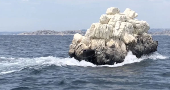 L’invisible de Julien Berthier, 2021, le rocher flottant
